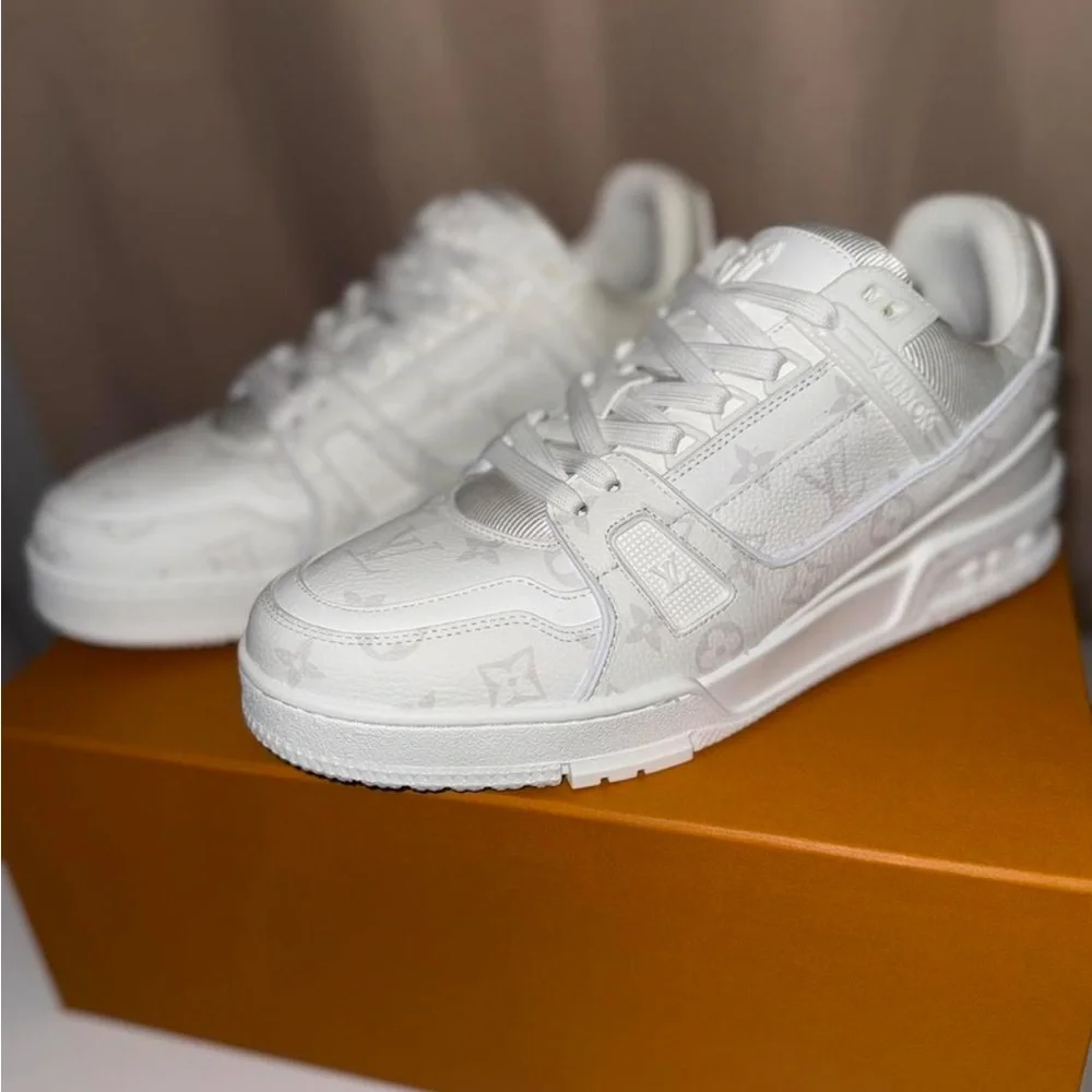 Louis Vuitton Sneakers, NIB, Box, dust bags, and 2 sets of laces! US 9 - Picture 5 of 7